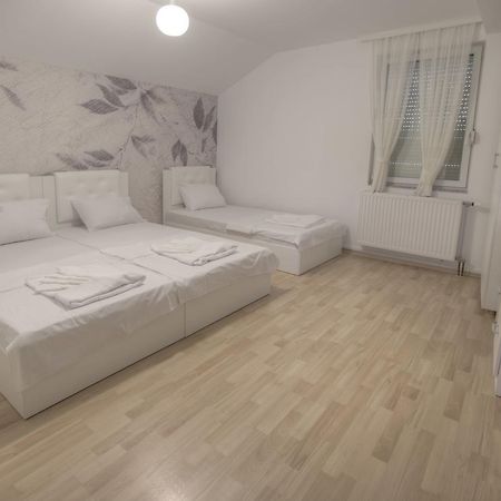 Guest House Prishtine Esterno foto