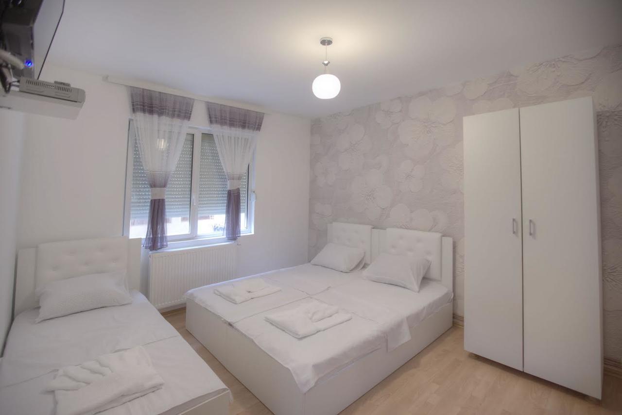 Guest House Prishtine Esterno foto