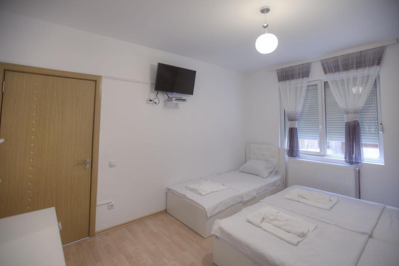 Guest House Prishtine Esterno foto