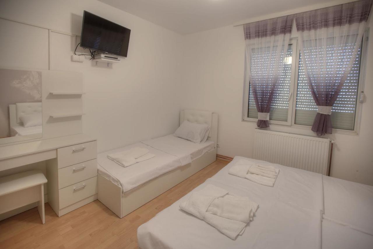 Guest House Prishtine Esterno foto