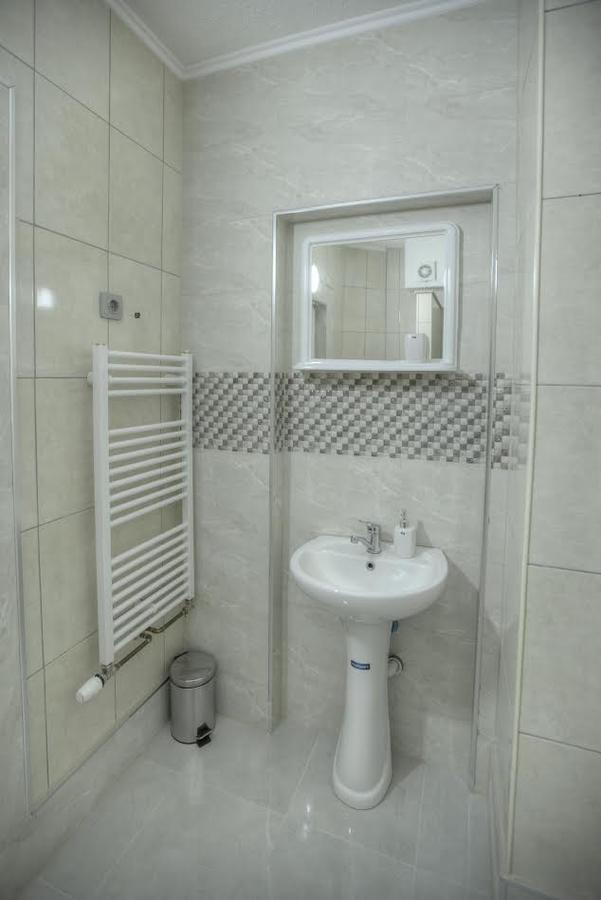 Guest House Prishtine Esterno foto
