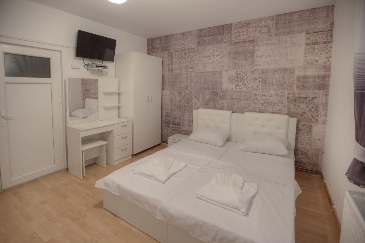 Guest House Prishtine Esterno foto